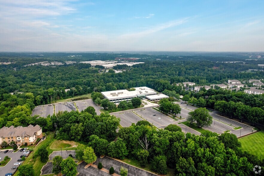 More Photos Of 401 McCullough Dr, Charlotte Office For Lease