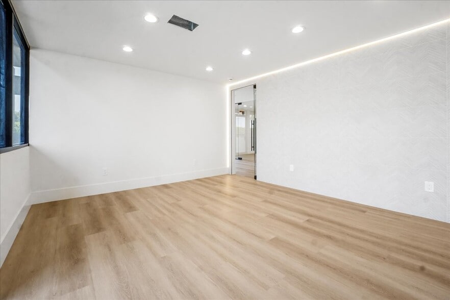 More Photos Of 1240 N Jefferson St, Anaheim Warehouse For Sale