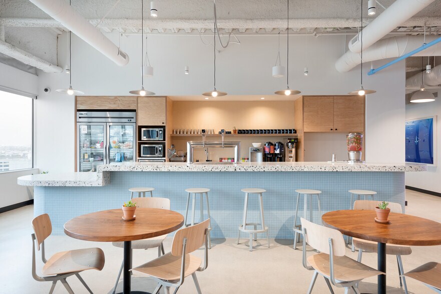 More Photos Of 222 N Pacific Coast Hwy, El Segundo Office For Lease