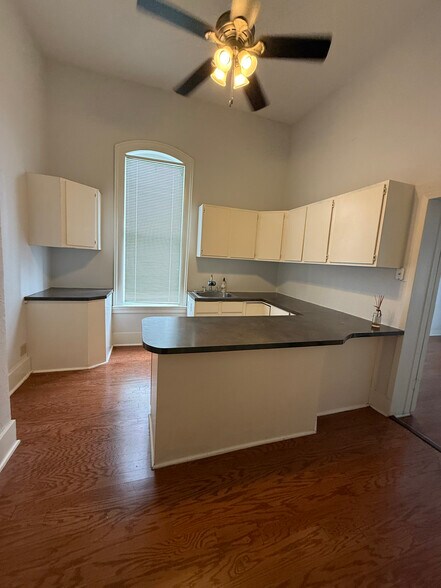 More Photos Of 926 S Alamo St, San Antonio Storefront Retail Office For Lease