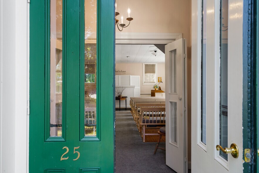 More Photos Of 25 Oak St, Boothbay Harbor Specialty For Sale