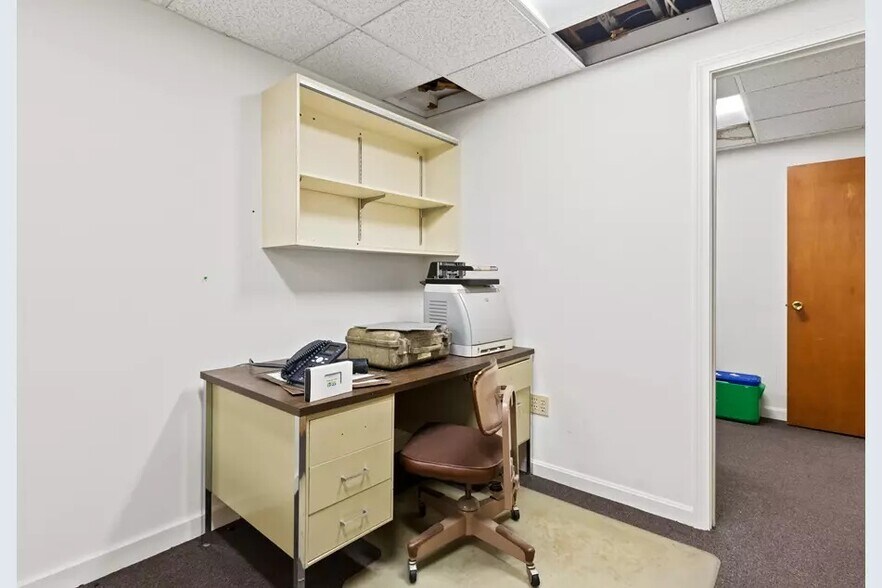 More Photos Of 587 Spring St, Westbrook Office For Sale