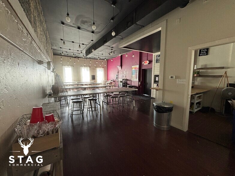 More Photos Of 208 W Oak St, Denton Storefront For Lease