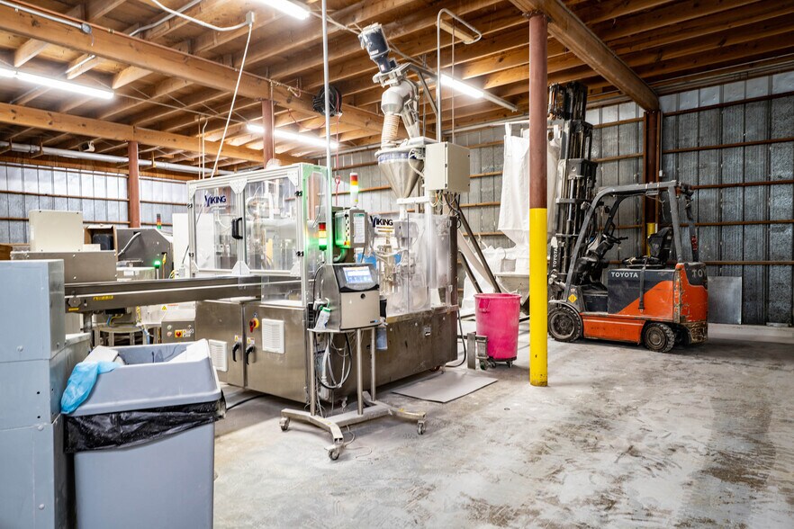 More Photos Of 225 Lawton Ave, Hereford Manufacturing For Sale