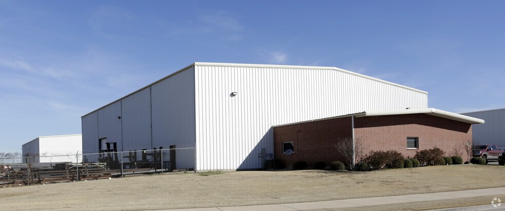 More Photos Of 3621 Shelby Ln, Denton Manufacturing For Lease
