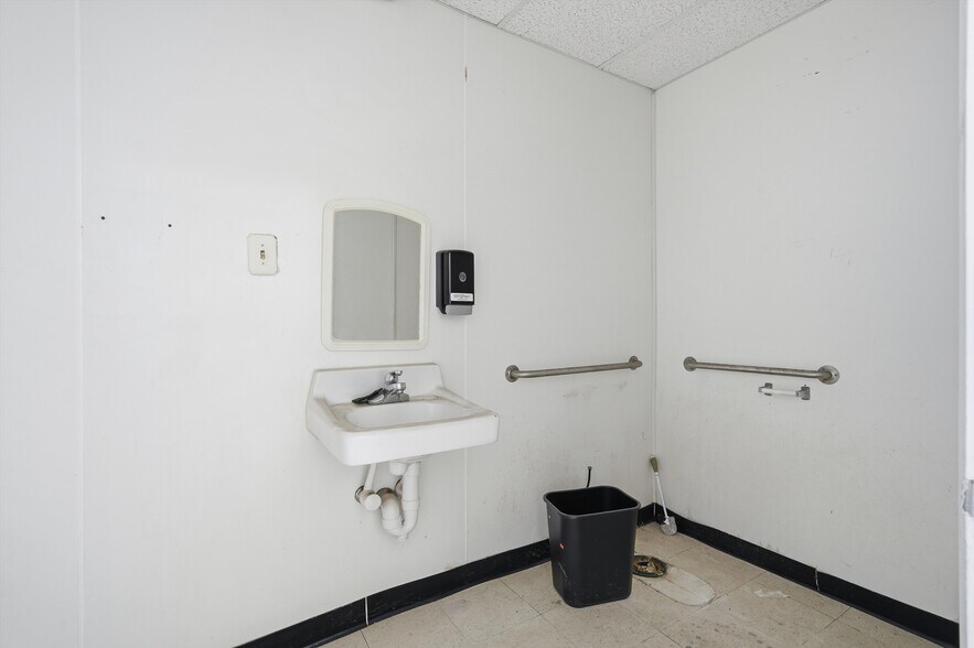 More Photos Of 2404 18th st, Waco Storefront For Sale