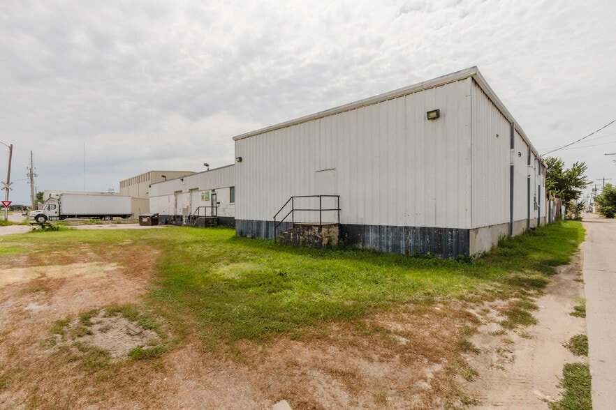 More Photos Of 925 E 19th St, Wichita Warehouse For Sale