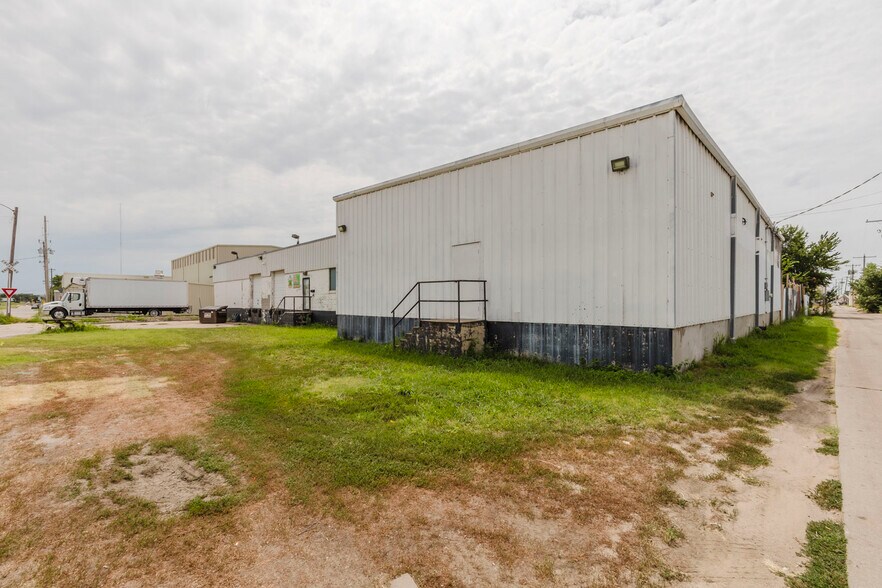More Photos Of 925 E 19th St, Wichita Warehouse For Sale