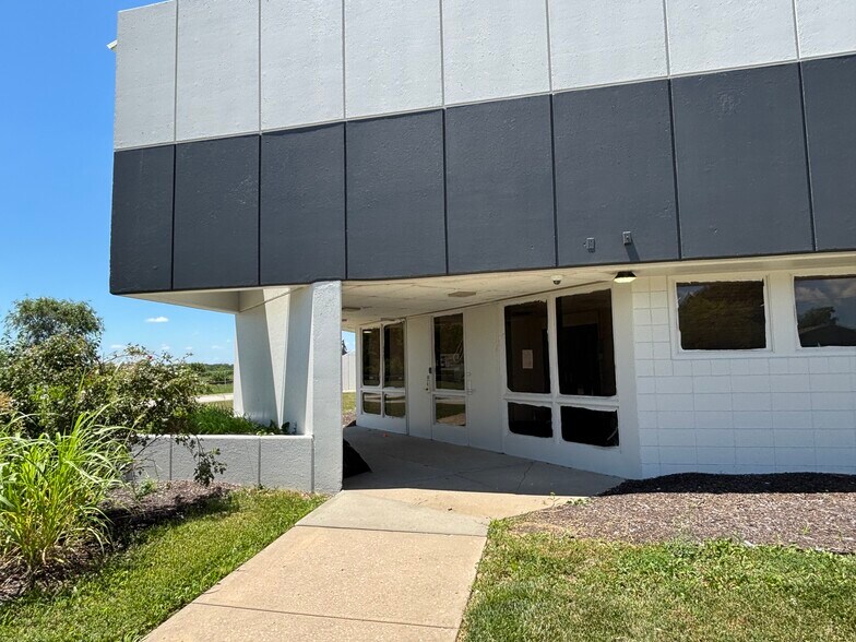 More Photos Of 9000 Old Santa Fe Rd, Kansas City Office For Sale