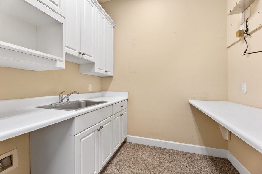 More Photos Of 3535 Roswell Rd, Marietta Business Park For Lease