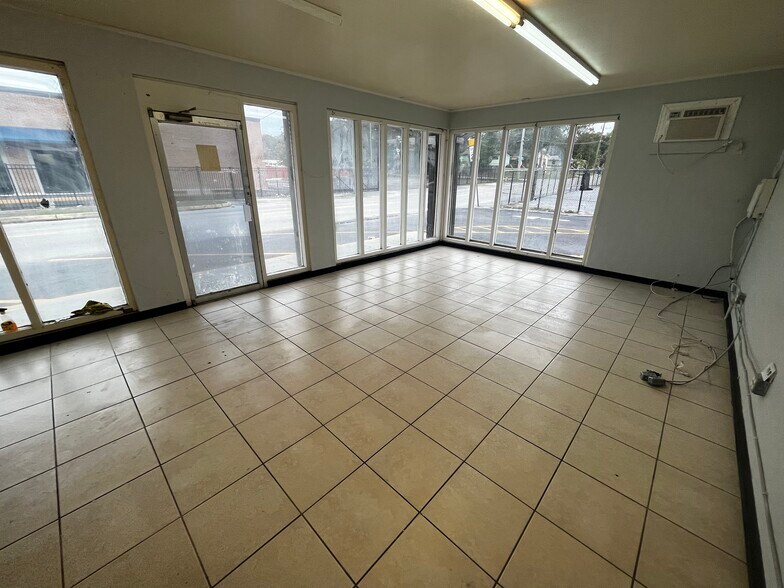 More Photos Of 8610 N Suwanee Ave, Tampa General Retail For Sale