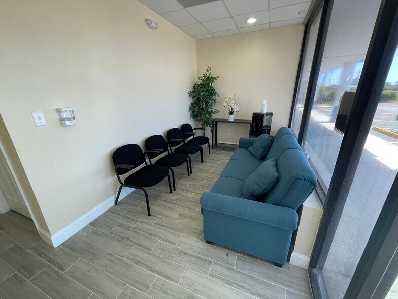 More Photos Of 14100 US Highway 19 N, Clearwater Storefront For Lease
