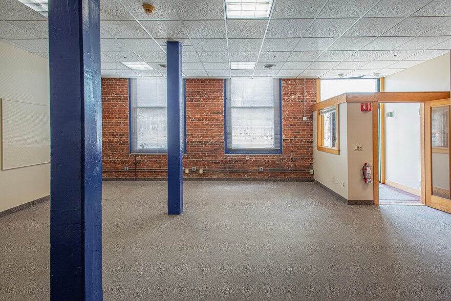 More Photos Of 320 Riverside Dr, Florence Office For Sale