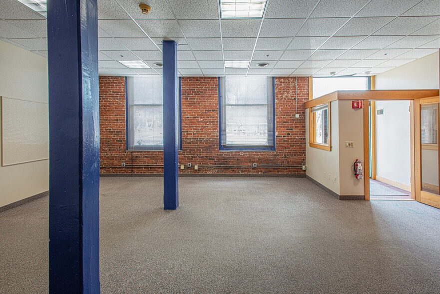More Photos Of 320 Riverside Dr, Florence Office For Sale