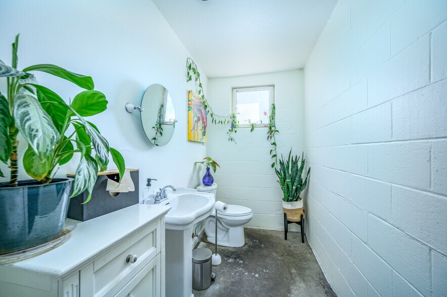 More Photos Of 475 NE 17th St, Mcminnville Storefront For Sale