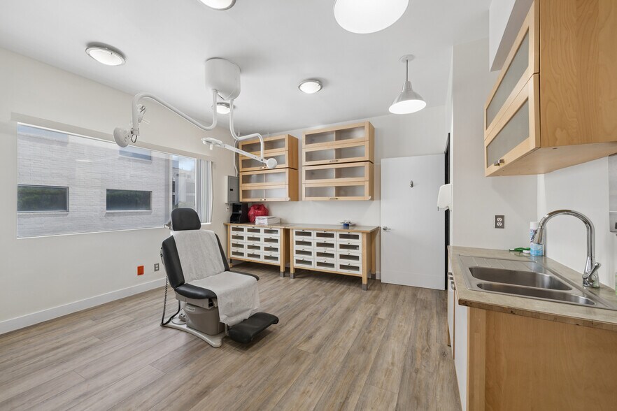 More Photos Of 16250 Ventura Blvd, Encino Office For Lease