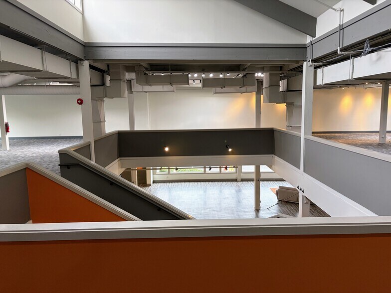 More Photos Of 16705 Southcenter Pky, Tukwila Freestanding For Lease