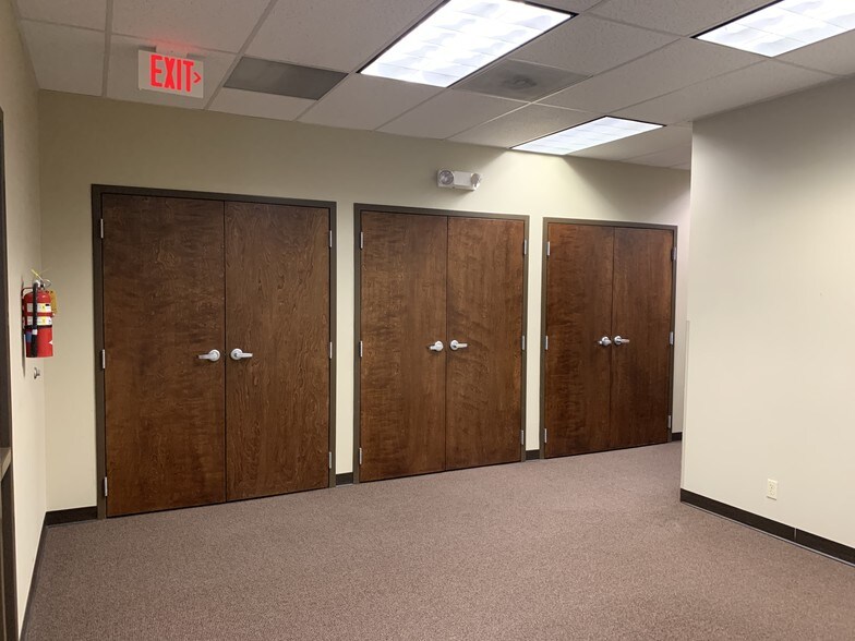 More Photos Of 444 Executive Center Blvd, El Paso Office For Lease