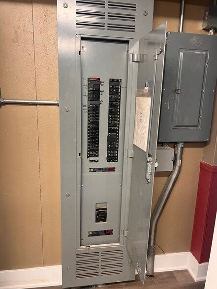 More Photos Of 1001 Geneva St, Shorewood Warehouse For Lease