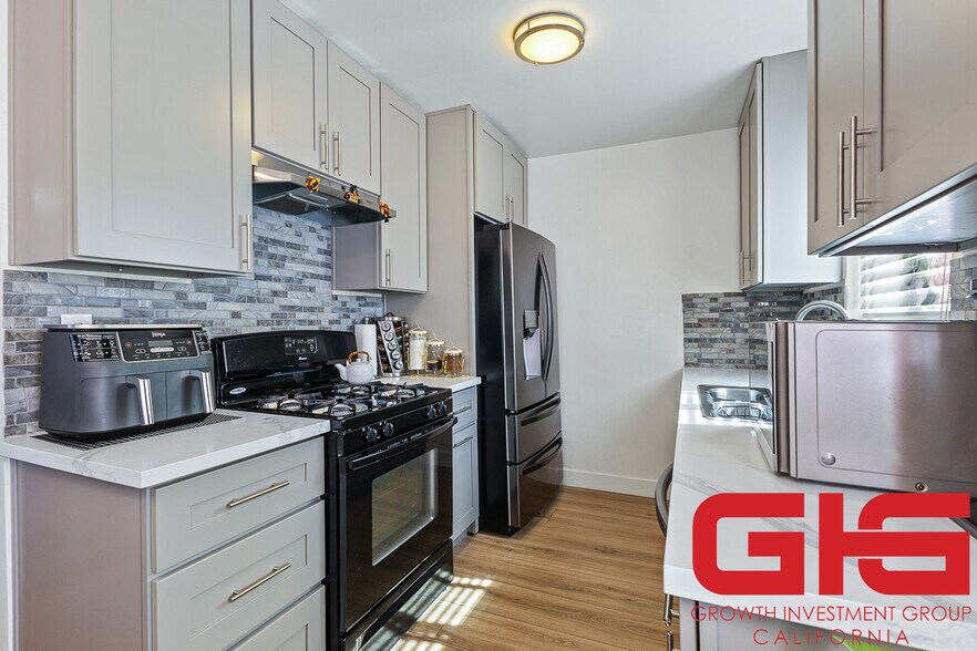 More Photos Of 1052 Elm Ave, Glendale Apartments For Sale