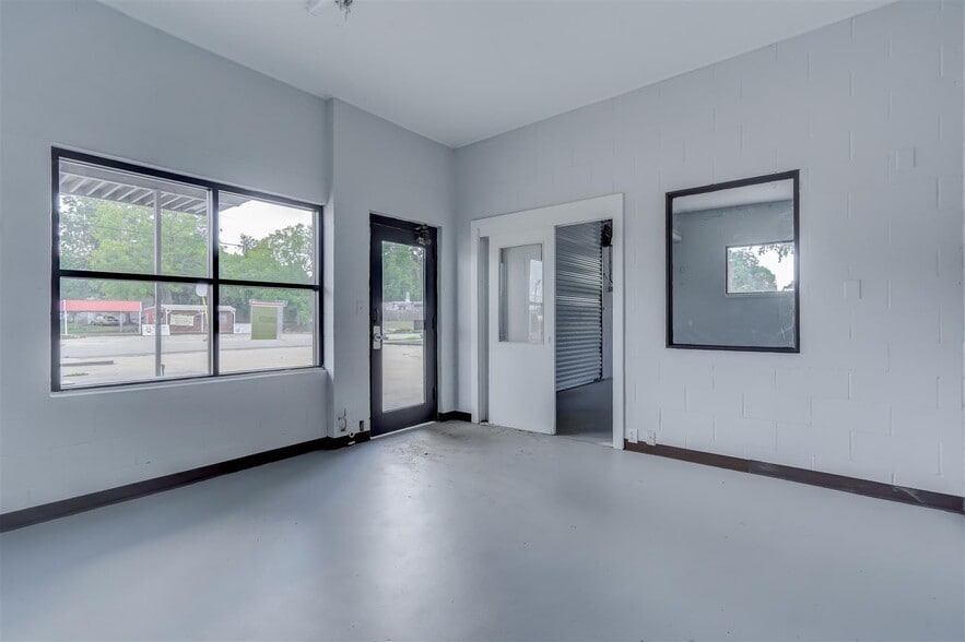 More Photos Of 623 N Richmond Rd, Wharton Auto Repair For Sale