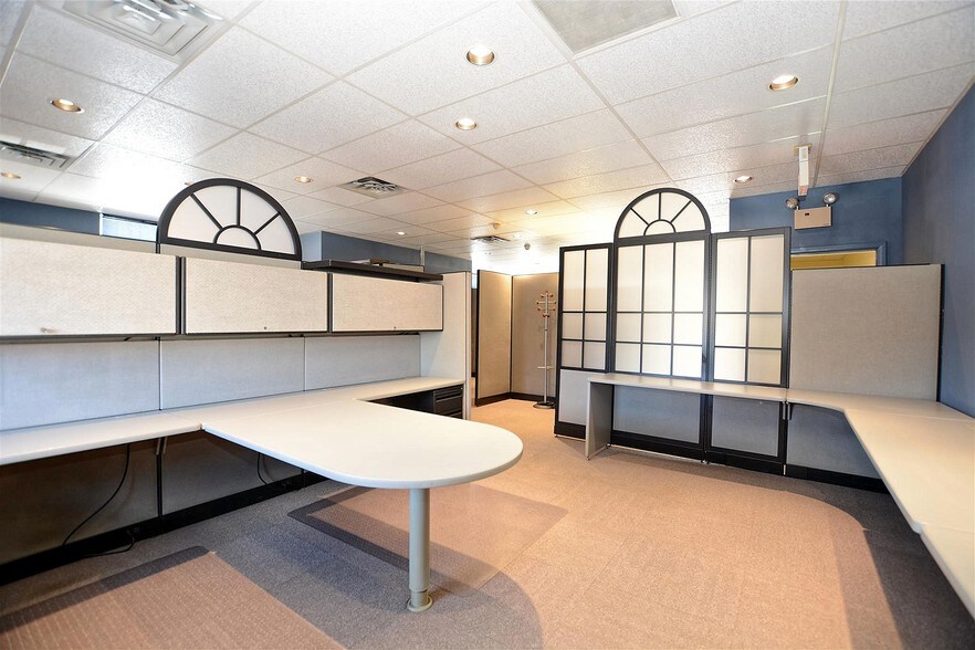 More Photos Of 512 Higgins Rd, Park Ridge Office For Lease