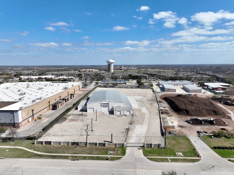 More Photos Of 6000 Split Trail Rd, Plano Warehouse For Lease