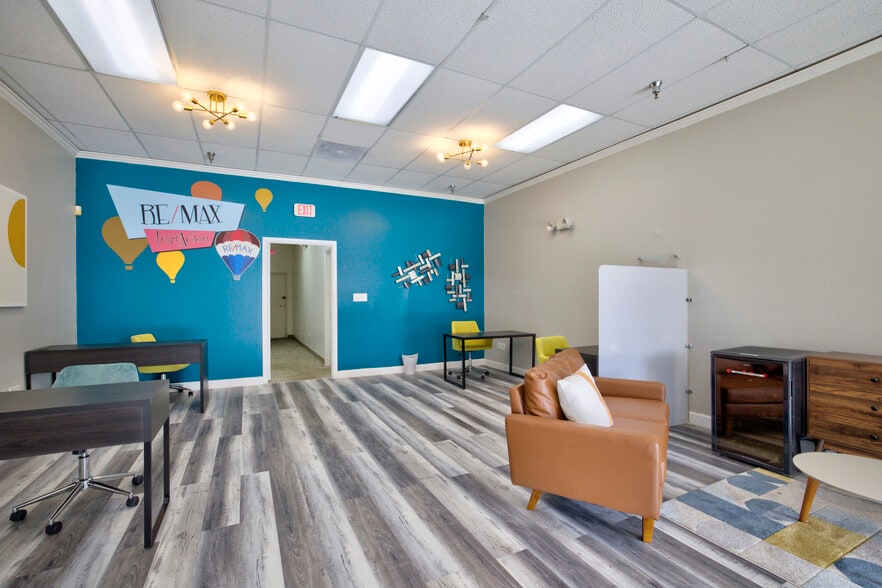 More Photos Of 7118-7170 N Nob Hill Rd, Tamarac General Retail For Lease