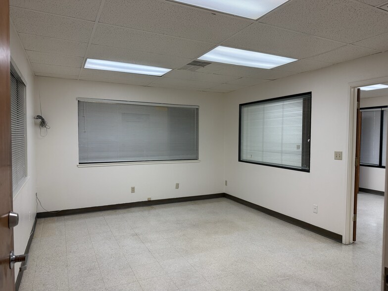 More Photos Of 536 Hi Tech Pky, Oakdale Warehouse For Sale