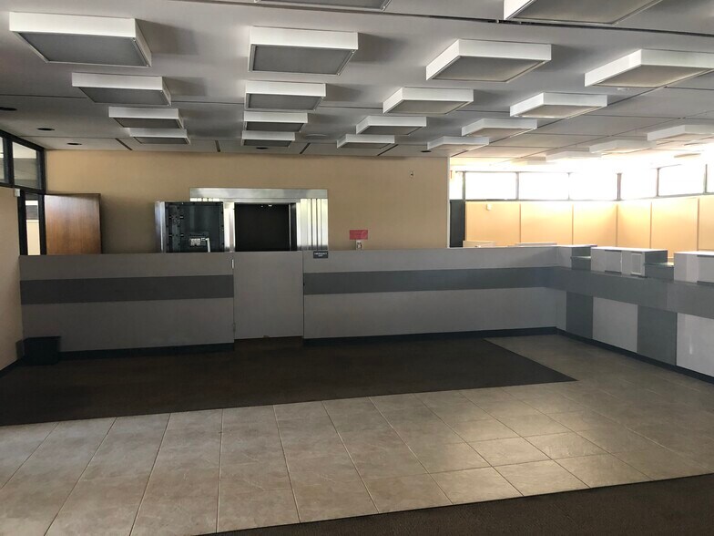 More Photos Of 1325 E Dublin Granville Rd, Columbus Bank For Sale