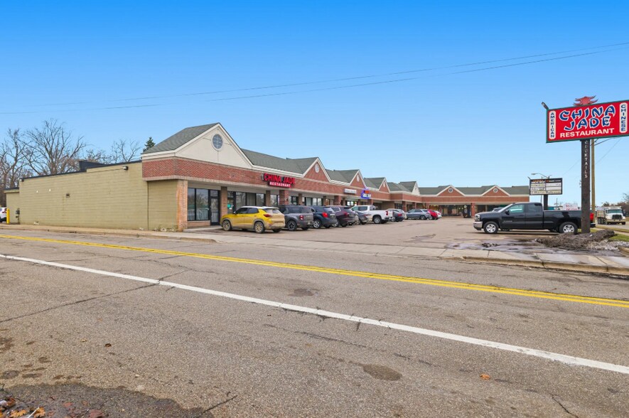 More Photos Of 1052-1072 W Huron St, Waterford Freestanding For Lease
