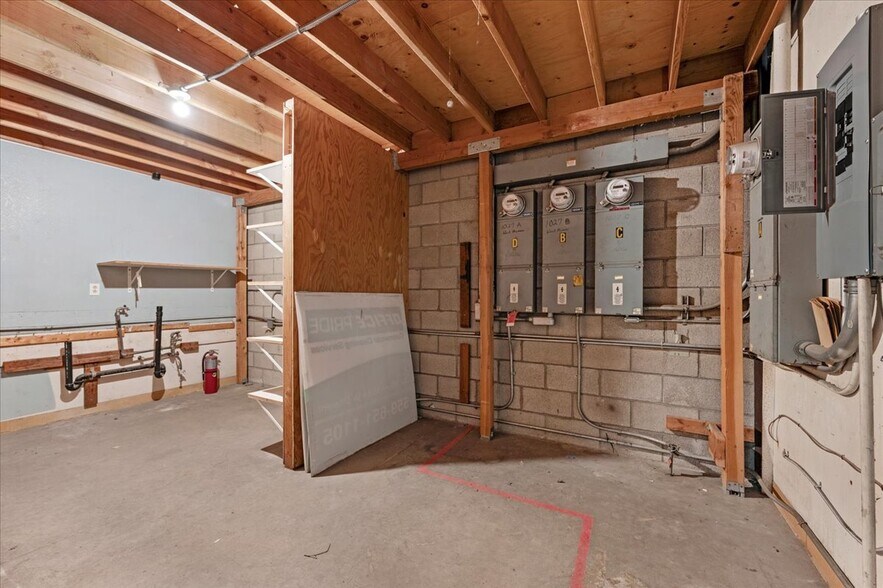 More Photos Of 1027 W Murray Ave, Visalia Service For Sale