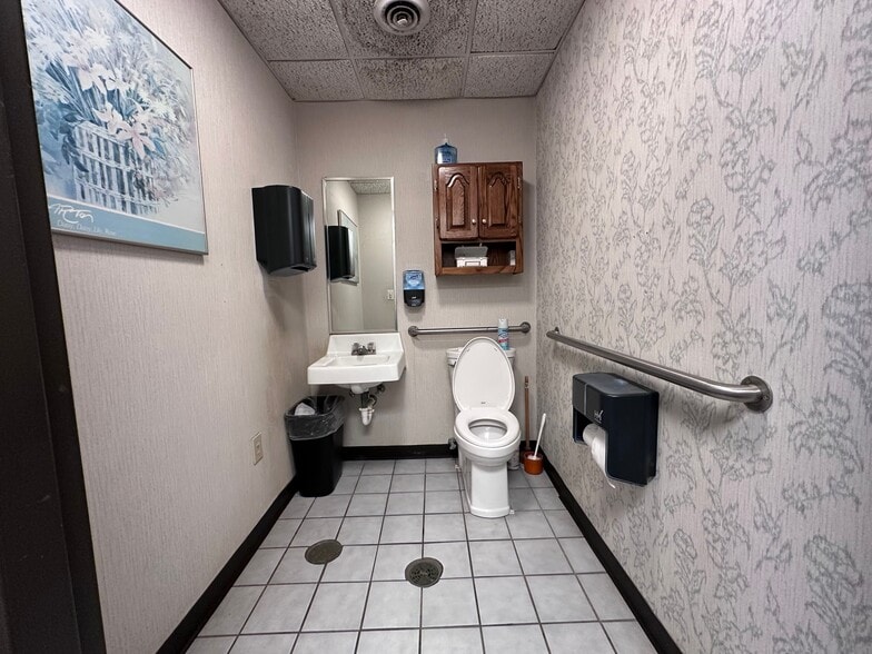 More Photos Of 1219 N Mitchell St, Cadillac Bank For Lease