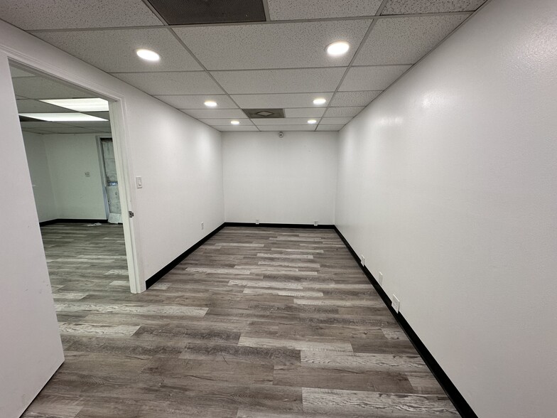 More Photos Of 921-923 Logan St, Santa Ana Office For Sale