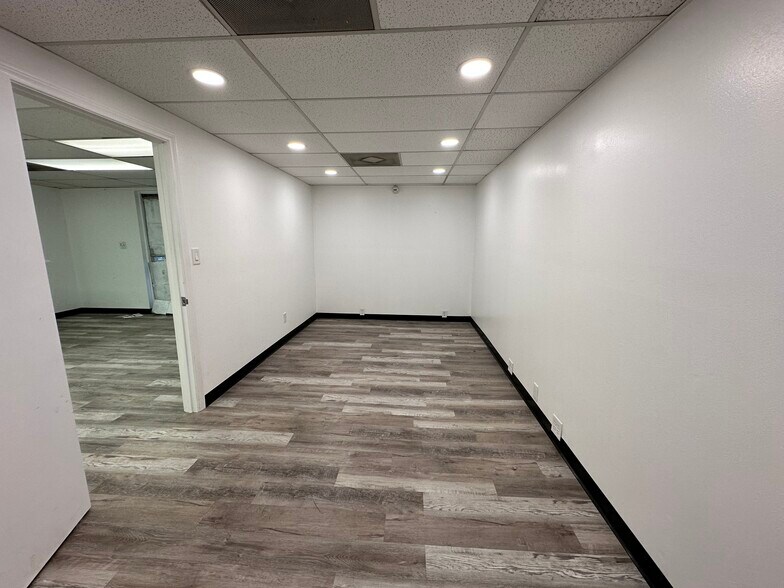 More Photos Of 921-923 Logan St, Santa Ana Office For Sale