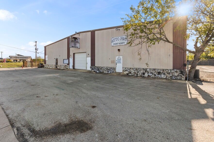More Photos Of 290 Wonder World Dr, San Marcos Warehouse For Lease