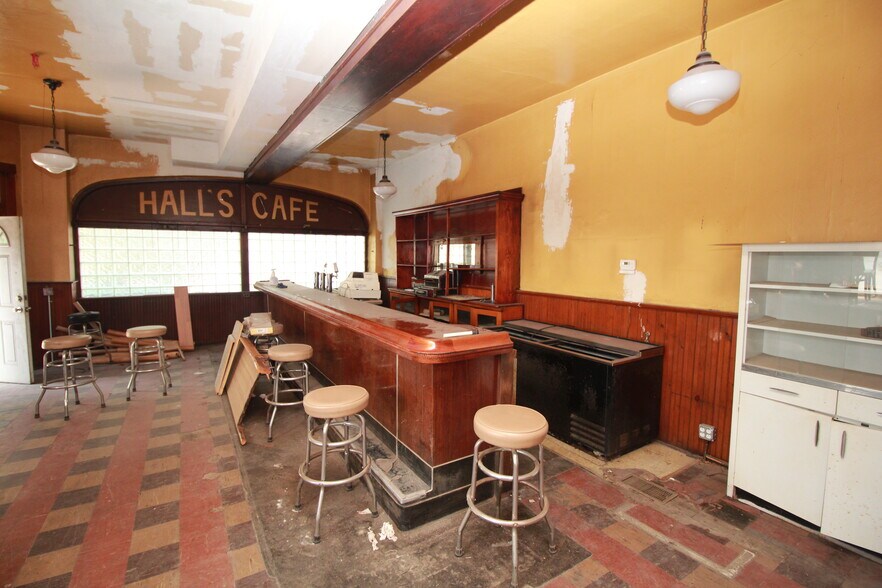 More Photos Of 900 Island Ave, McKees Rocks General Retail For Sale