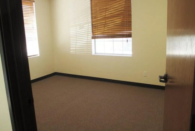 More Photos Of 821-825 Royal Way, Edmond Flex For Sale