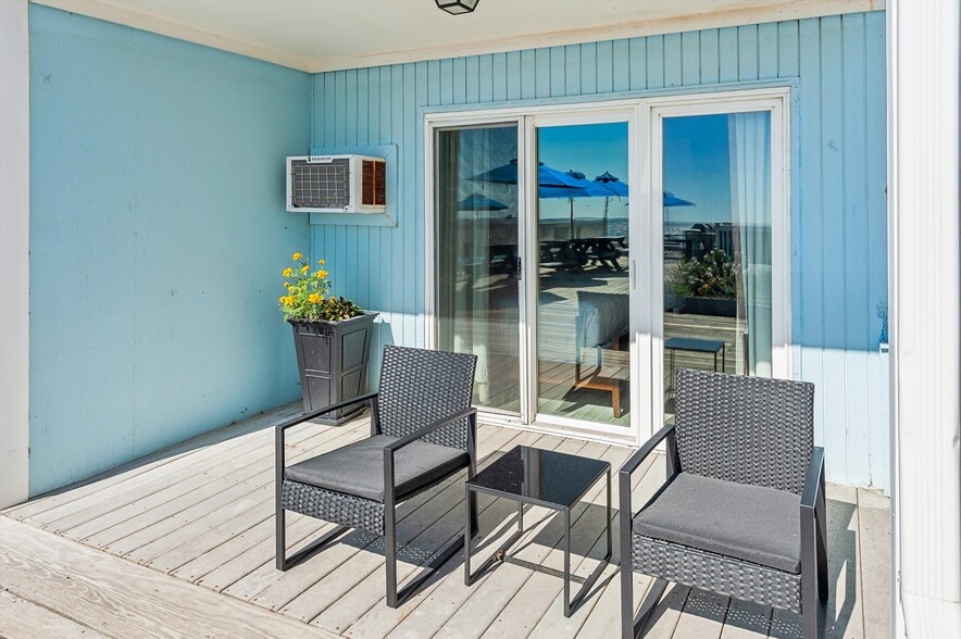 More Photos Of 84 S Emerson Ave, Montauk Hotel For Sale