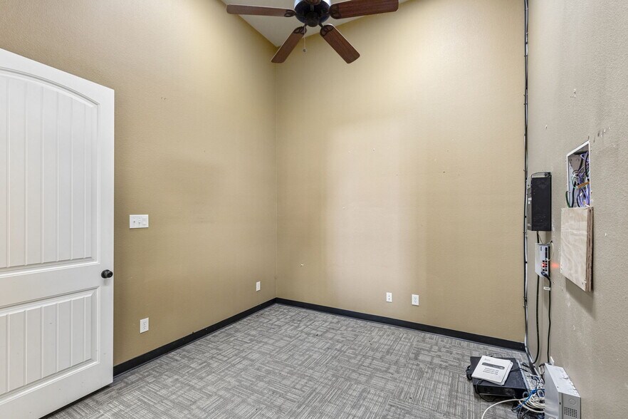 More Photos Of 207 E Byron Nelson Blvd, Roanoke Storefront Retail Office For Sale