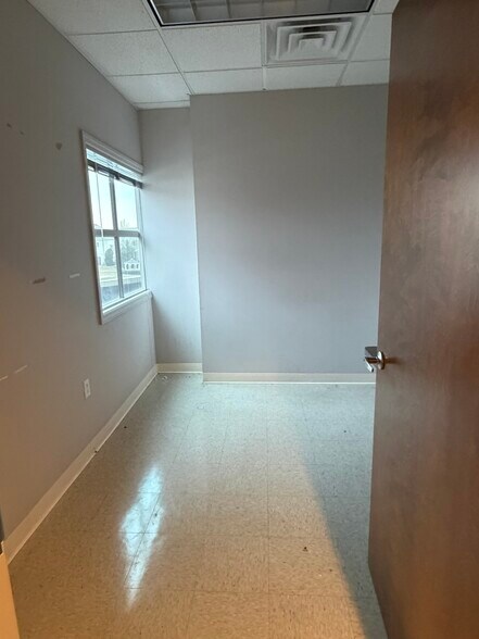 More Photos Of 97 Cedar Grove Ln, Somerset Office For Lease