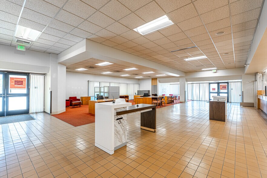 More Photos Of 2495 Lakeshore Dr, Lake Elsinore Bank For Sale