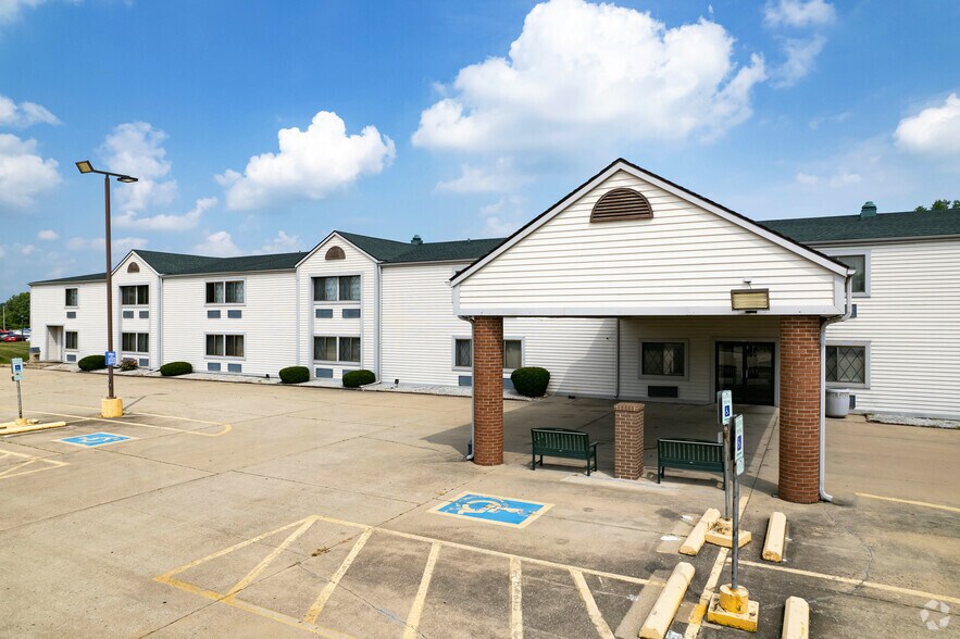 More Photos Of 5100 Hickory Point Frontage Rd, Decatur Hotel For Sale