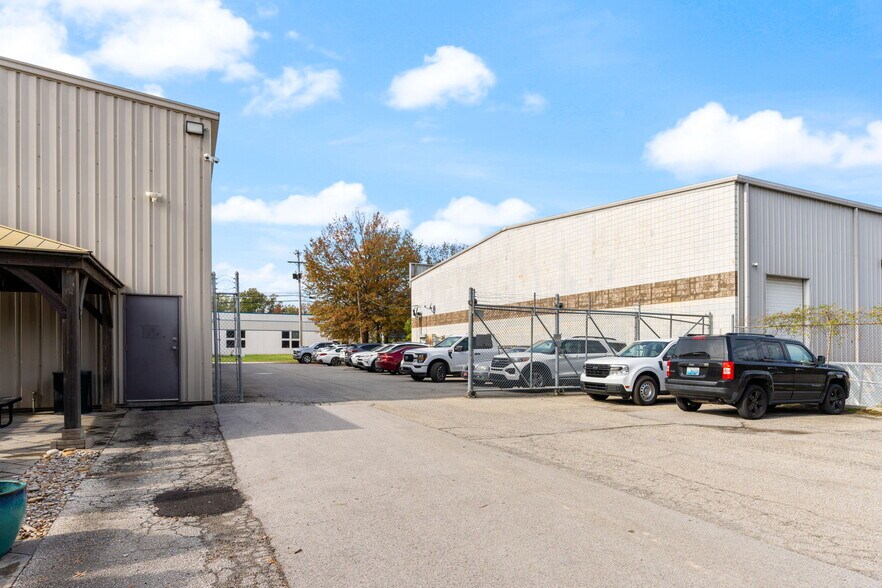 More Photos Of 3312 Gilmore Industrial Blvd, Louisville Warehouse For Lease
