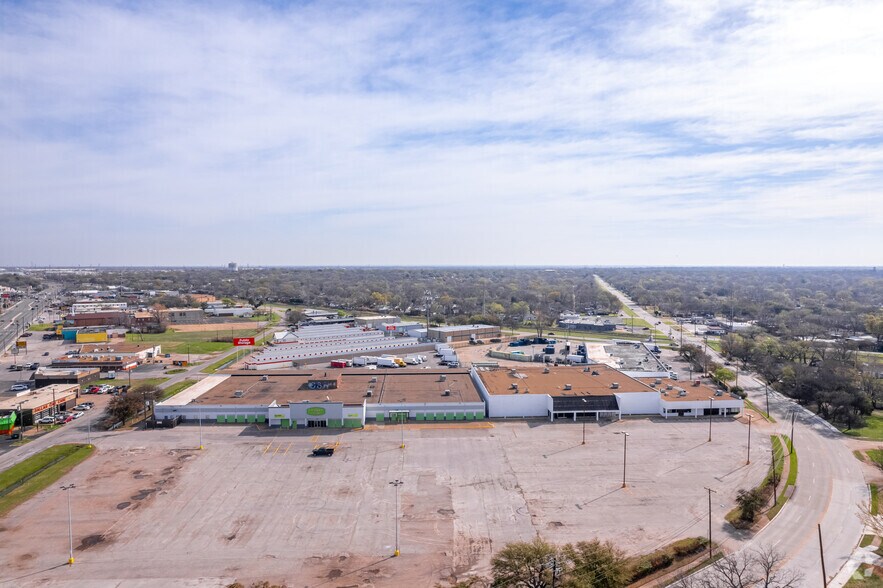 More Photos Of 10710-10724 Garland Rd, Dallas Supermarket For Lease