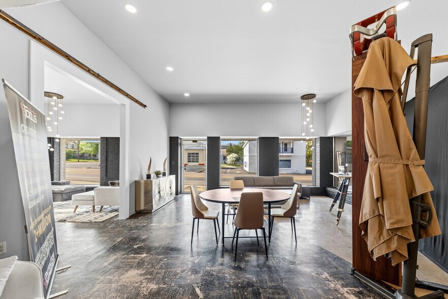 More Photos Of 308 W College St, Pulaski Flex For Sale