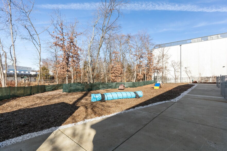 More Photos Of 1508 Moran Rd, Sterling Flex For Sale