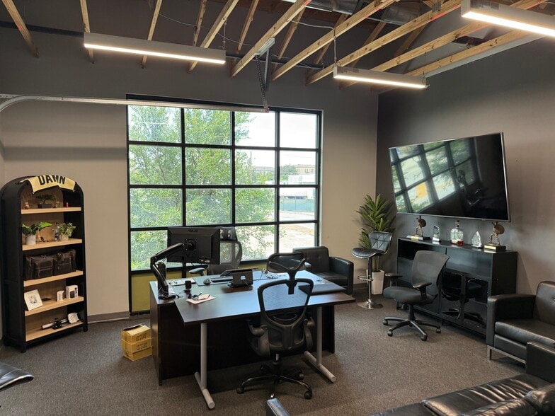 More Photos Of 1001-1007 S Main St, Fort Worth Storefront Retail Office For Lease