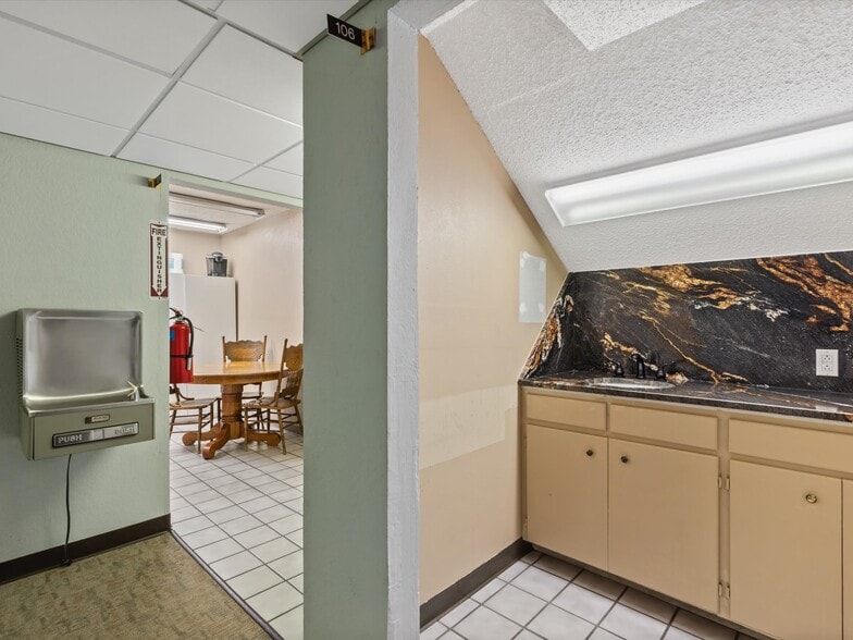 More Photos Of 102 S Main St, Cleburne Office For Sale