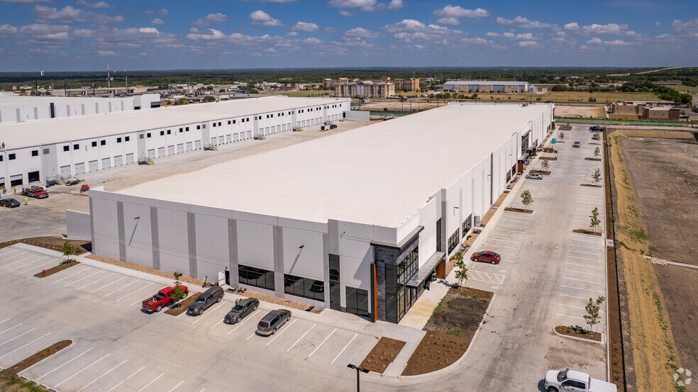 More Photos Of 170 Deep Roots Dr, Buda Distribution For Lease